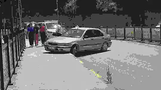Yayaya çarpan sürücü otomobilini bırakıp kaçtı