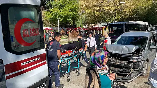Yayaya yol vermek için duran otomobile hafif ticari araç çarptı: 2 yaralı