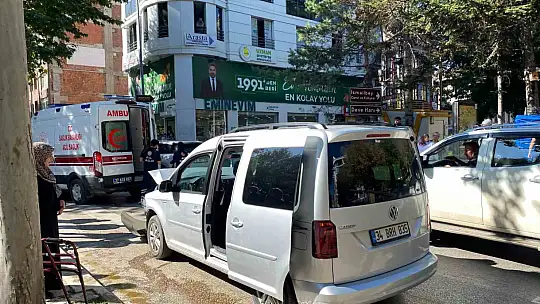 Yayaya yol vermek için duran otomobile hafif ticari araç çarptı: 2 yaralı