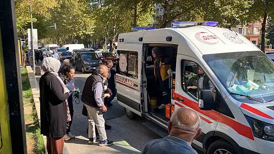 Yayaya yol vermek için duran otomobile hafif ticari araç çarptı: 2 yaralı