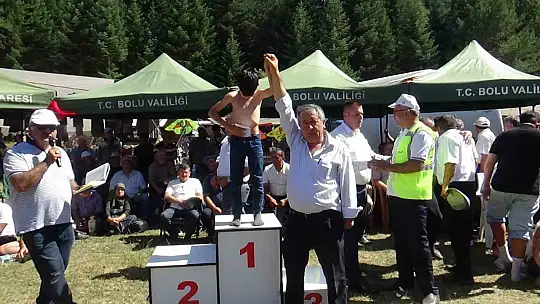Yayla bayramında güreşte birinci olan minik sporcu kürsüye çıkarken ayakkabılarını çıkardı