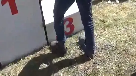 Yayla bayramında güreşte birinci olan minik sporcu kürsüye çıkarken ayakkabılarını çıkardı