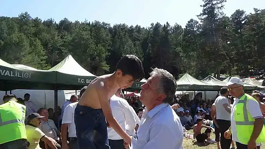 Yayla bayramında güreşte birinci olan minik sporcu kürsüye çıkarken ayakkabılarını çıkardı