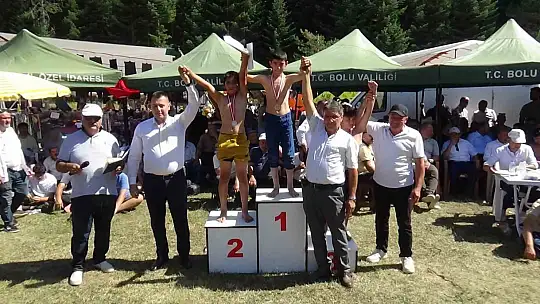 Yayla bayramında güreşte birinci olan minik sporcu kürsüye çıkarken ayakkabılarını çıkardı