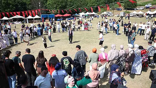 Yayla şenliklerinde Vali Aslan horon oynadı
