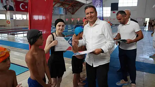 Yaz boyunca kulaç attılar sertifikalarını aldılar