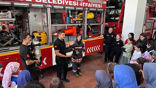 Yaz kulübü öğrencileri itfaiyeye gezdi