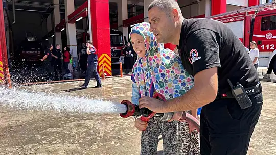 Yaz kulübü öğrencileri itfaiyeye gezdi