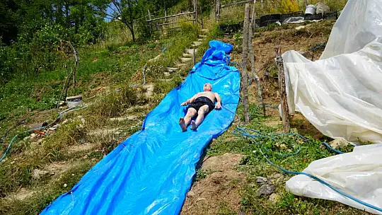 Yaz sıcağına ilginç çözüm: Köydeki evinin bahçesine kendi aquaparkını yaptı