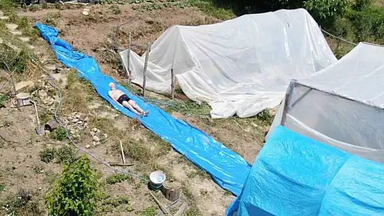 Yaz sıcağına ilginç çözüm: Köydeki evinin bahçesine kendi aquaparkını yaptı