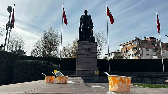 Yediler içtiler, sokakta çöplerini bıraktılar