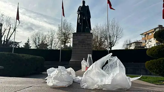 Yediler içtiler, sokakta çöplerini bıraktılar