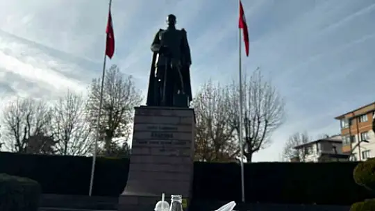 Yediler içtiler, sokakta çöplerini bıraktılar