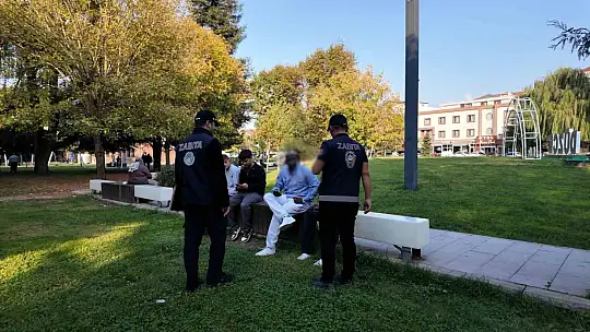 Yere sigara izmariti atanlara ceza kesildi