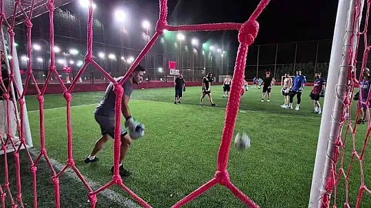 Yeşil sahaya boks eldivenleriyle çıktılar
