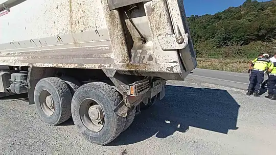 Yığılca yolunda otomobil kamyonete çarptı: 1 yaralı