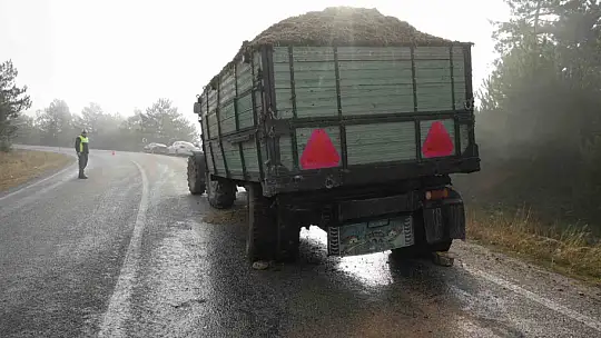 Yoğun sis nedeniyle otomobil traktöre çarptı: 1 yaralı