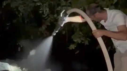 Yol kenarına atılan çöpler yangına neden oldu