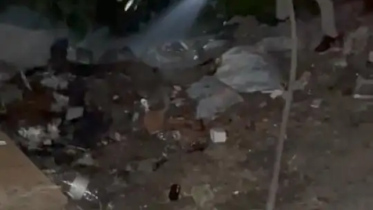 Yol kenarına atılan çöpler yangına neden oldu