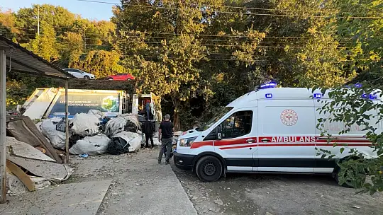 Yol vermek isterken çöp kamyonuyla 10 metrelik şarampole devrildiler: 3 yaralı
