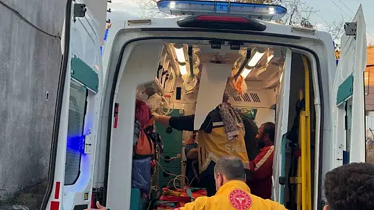 Yol vermek isterken çöp kamyonuyla 10 metrelik şarampole devrildiler: 3 yaralı