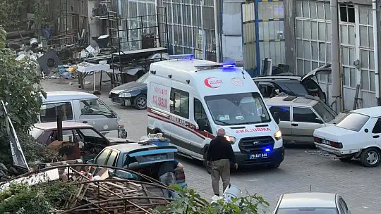 Yol vermek isterken çöp kamyonuyla 10 metrelik şarampole devrildiler: 3 yaralı