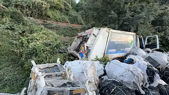Yol vermek isterken çöp kamyonuyla 10 metrelik şarampole devrildiler: 3 yaralı