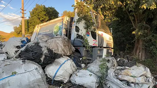 Yol vermek isterken çöp kamyonuyla 10 metrelik şarampole devrildiler: 3 yaralı