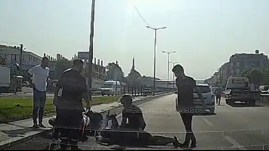Yola bir anda çıkan çekiciye motosiklet çarptı