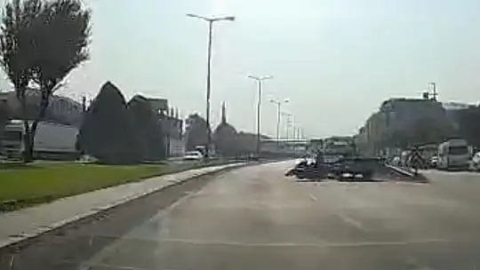 Yola bir anda çıkan çekiciye motosiklet çarptı
