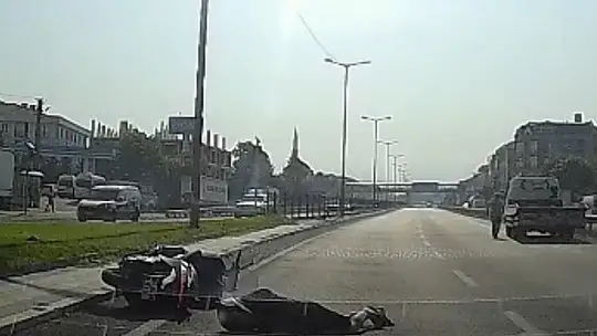 Yola bir anda çıkan çekiciye motosiklet çarptı