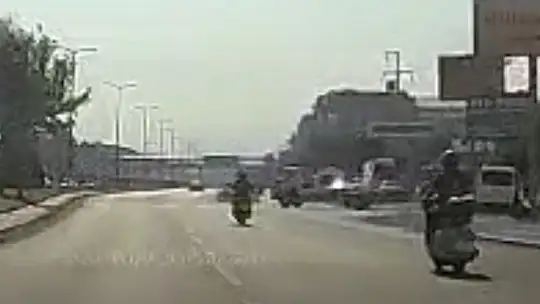 Yola bir anda çıkan çekiciye motosiklet çarptı