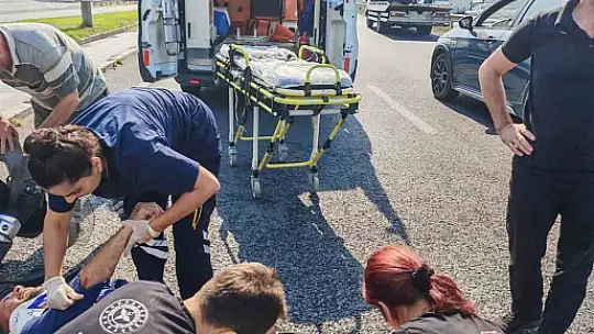 Yola bir anda çıkan çekiciye motosiklet çarptı