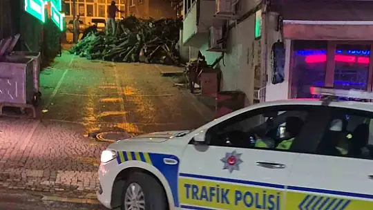Yola dökülen odunlar trafik akışını engelledi
