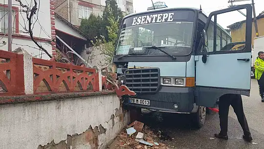 Yolcu dolu minibüs bahçe duvarına çarptı: 5 yaralı