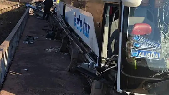 Yolcu otobüsü köprü bariyerlerine çarptı: 1 yaralı