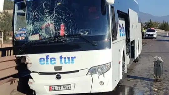Yolcu otobüsü köprü bariyerlerine çarptı: 1 yaralı