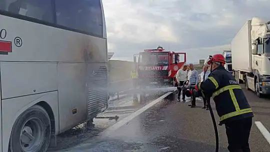 Yolcu otobüsünün motor kısmından alevler yükseldi