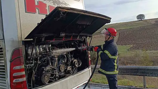 Yolcu otobüsünün motor kısmından alevler yükseldi