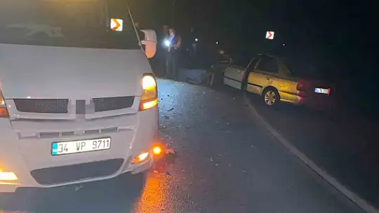Yolda kalan aracı almak için giden çekiciye otomobil çarptı