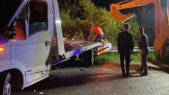 Yolda kalan aracı almak için giden çekiciye otomobil çarptı