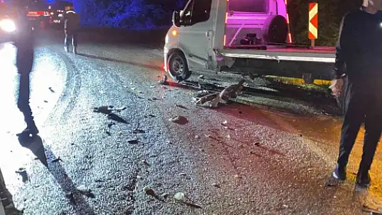 Yolda kalan aracı almak için giden çekiciye otomobil çarptı