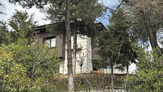 Yolda oluşan çatlaklar valilik konutunu geçici olarak boşalttırıyor