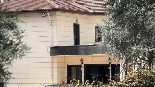 Yolda oluşan çatlaklar valilik konutunu geçici olarak boşalttırıyor