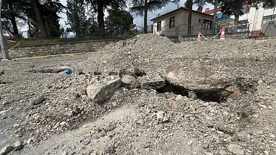 Yolda oluşan çatlaklar valilik konutunu geçici olarak boşalttırıyor