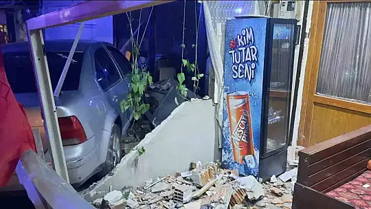 Yoldan çıkıp 2 iş yerine çarptı : 1 yaralı