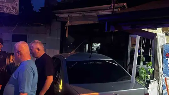 Yoldan çıkıp 2 iş yerine çarptı : 1 yaralı