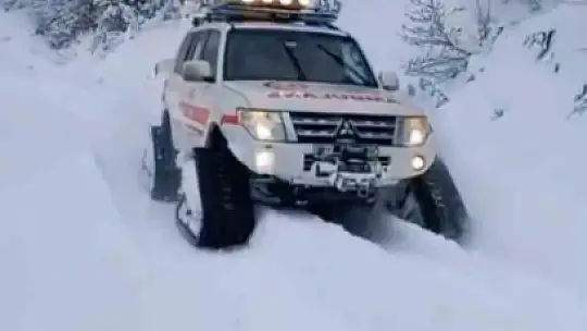 Yolu kapanan köydeki hasta kadın paletli ambulansla hastaneye ulaştırıldı
