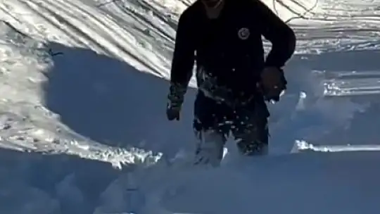 Yolu kapanan köydeki yaşlı adamın ilaçları dronla ulaştırıldı