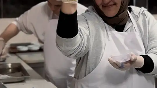 Yurtta kalan kız öğrenciler mutfağa girdi
